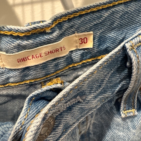 Levi’s Ribcage Shorts - Picture 2 of 3